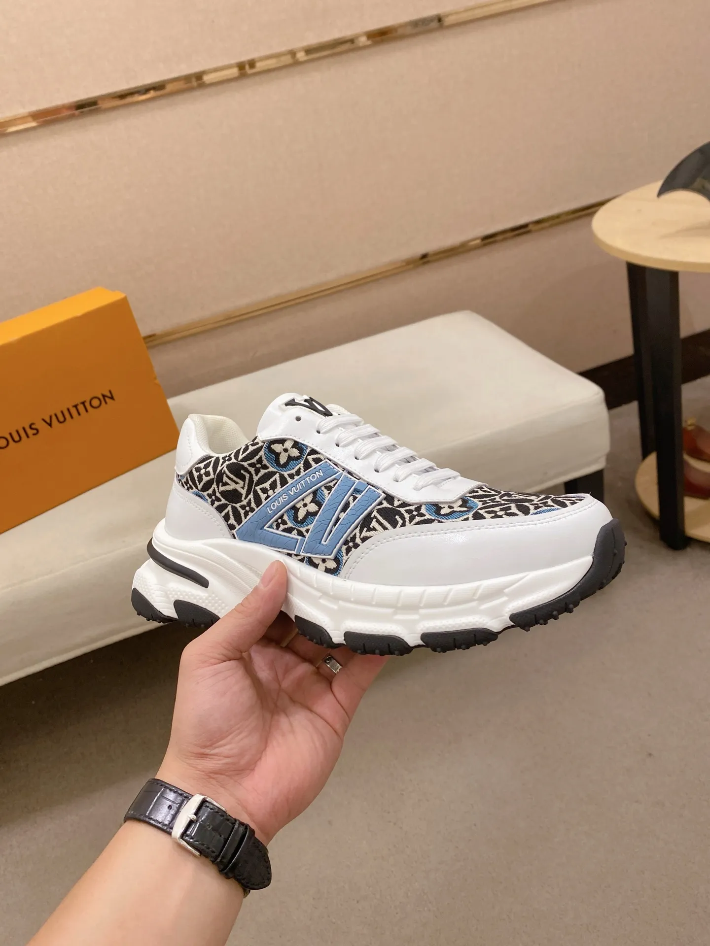 Men's shoes 442💰louis vuitton (Louis Vuitton/lv)🔍🔍The new counters are on sale at the same time. The uppers are imported from Italy. ⃣️Re-engraved🇮🇹💪💪, ⚠Sole: The original sole is specially provided by the original factory, the exclusive movable molded sole is super comfortable, ⚠Original and single goods 🔍high quality, you can enter and leave the counter at will, welcome to compare⚠. Code number: 38-44 (45/customized, non-refundable)